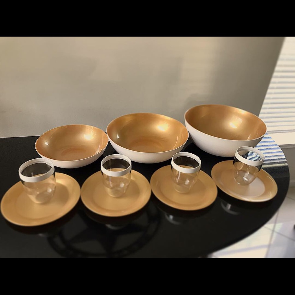 Tupperware Holiday Dinner Set - Picture 2 of 3